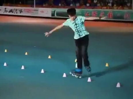 Cậu bé 10 tuổi trượt patin điêu luyện