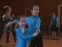 Hai bé đáng yêu nhảy Cha cha cha