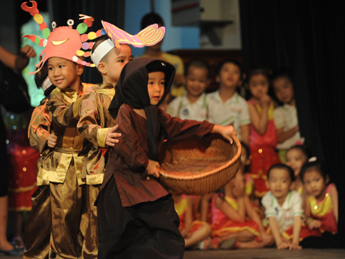 Bà còng đi chợ