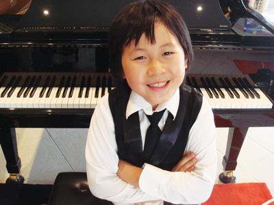 Thần đồng piano tám tuổi