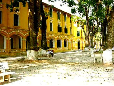 Dưới mái trường