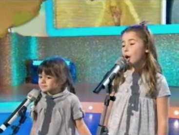 Hai chị em tài năng