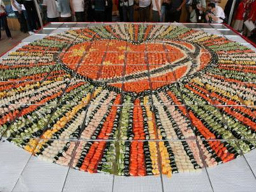 Bức tranh lớn nhất thế giới làm từ 8.734 miếng sushi