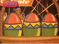 Đàn gà con trong sân