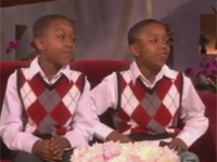 Cặp ca sĩ song sinh