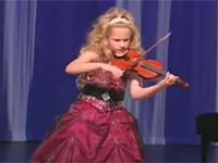Cô bé 7 tuổi chơi violin