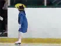 Lady Gaga nhí trượt băng