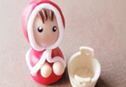 Cô bé quàng khăn đỏ bằng đất sét