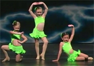 Ba vũ công nhỏ tuổi