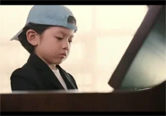 Bé chơi đàn piano cực siêu