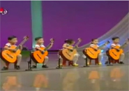 Ban nhạc mẫu giáo chơi guitar rất tuyệt vời