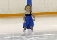 Cô bé 3 tuổi trượt băng nghệ thuật