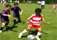 Cậu bé chơi bóng giỏi như Ronaldinho