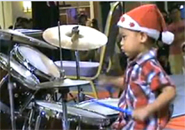 Bé trai 3 tuổi chơi trống