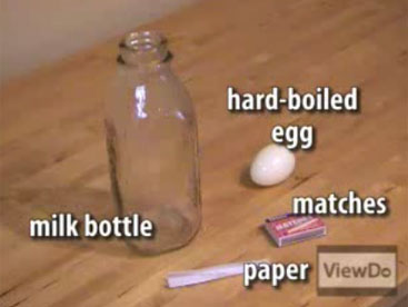 Làm sao để quả trứng vào được trong cái chai mà không vỡ